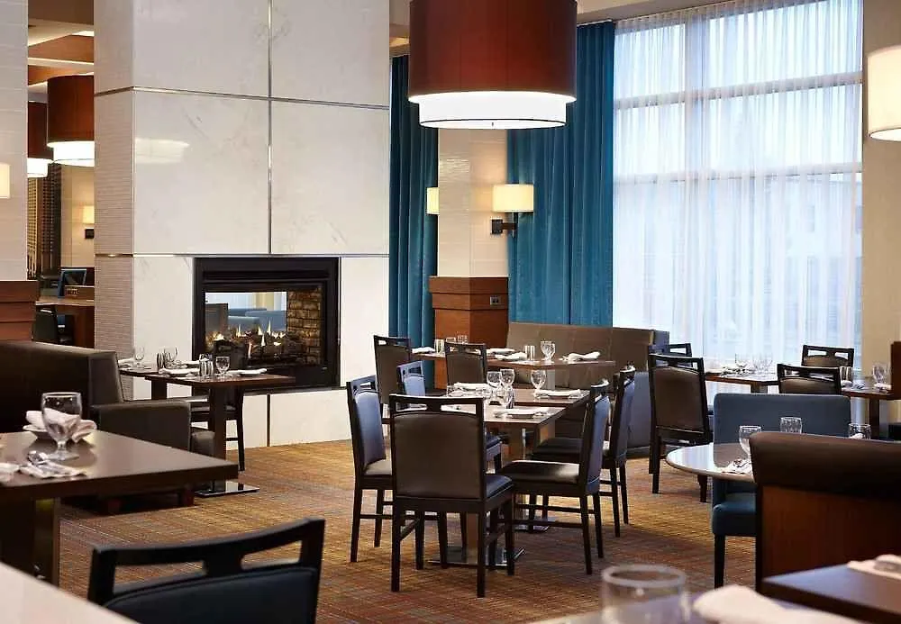 Courtyard By Marriott Montreal Airport Hotel Dorval