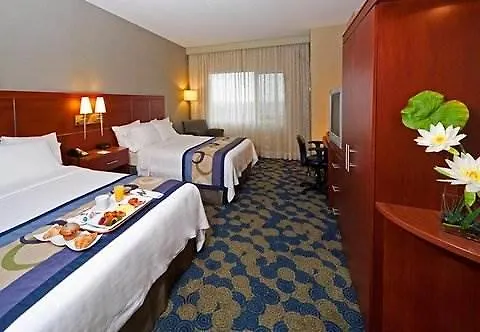 Courtyard By Marriott Montreal Airport Hotel Dorval