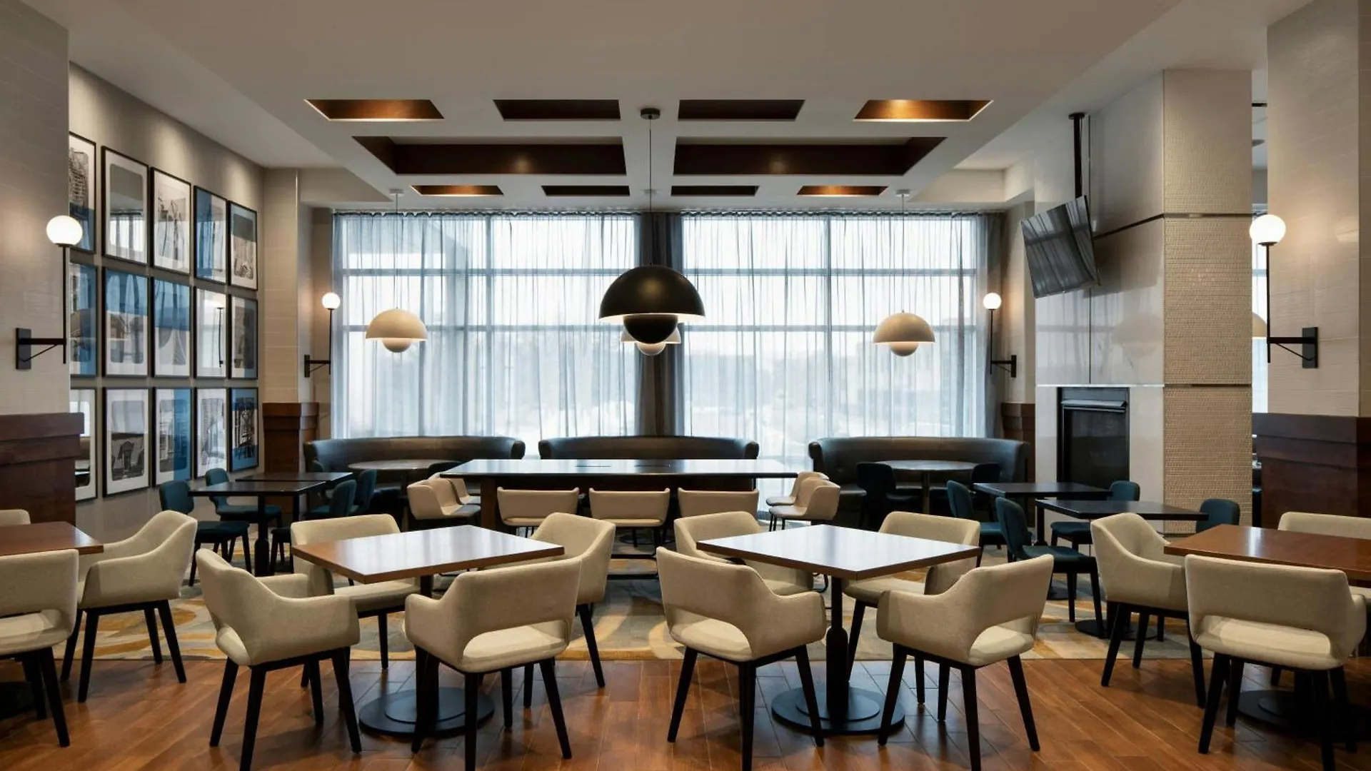 Courtyard By Marriott Montreal Airport Hotel Dorval