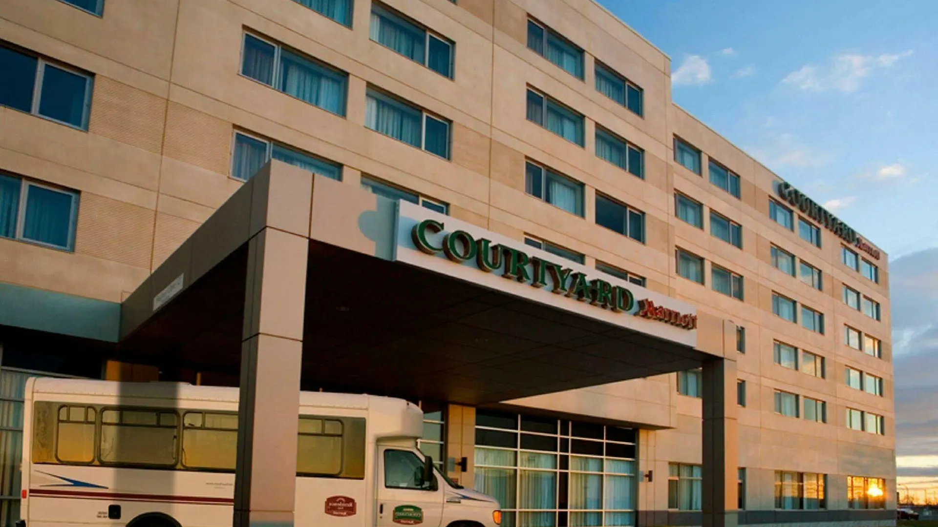 Courtyard By Marriott Montreal Airport Hotel Dorval